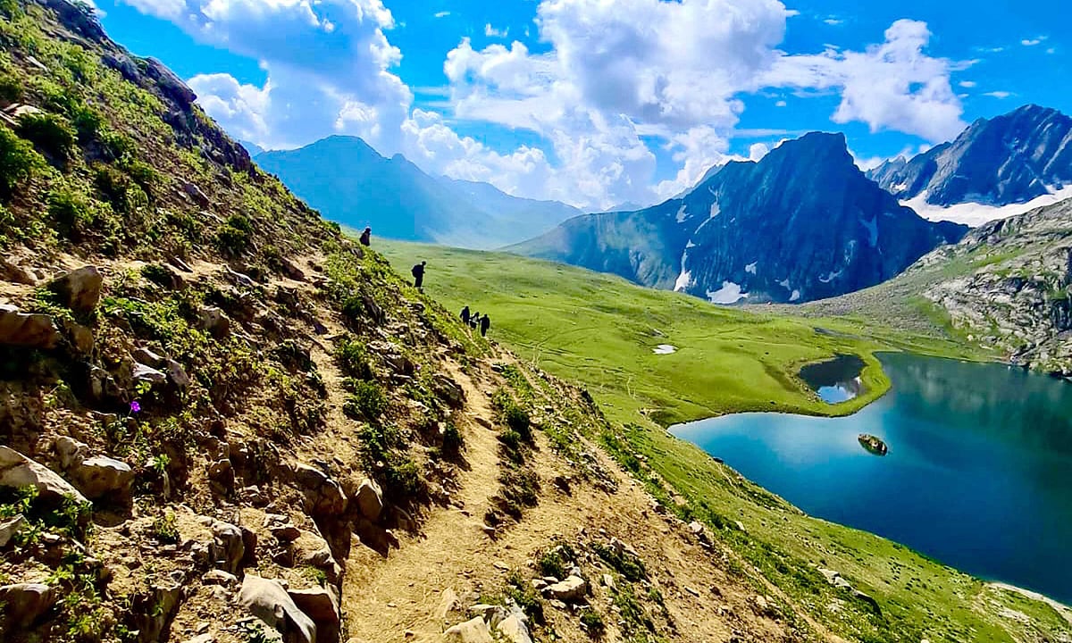 کشمیر: ناساز گار موسمی صورتحال سے سیب پیداوار میں 50 فیصد کمی واقع