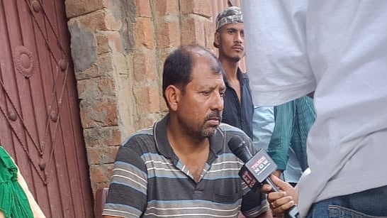 <div class="paragraphs"><p>مظفر نگر کے اسکول میں ظلم کے شکار مسلم طالب علم کے والد</p></div>
