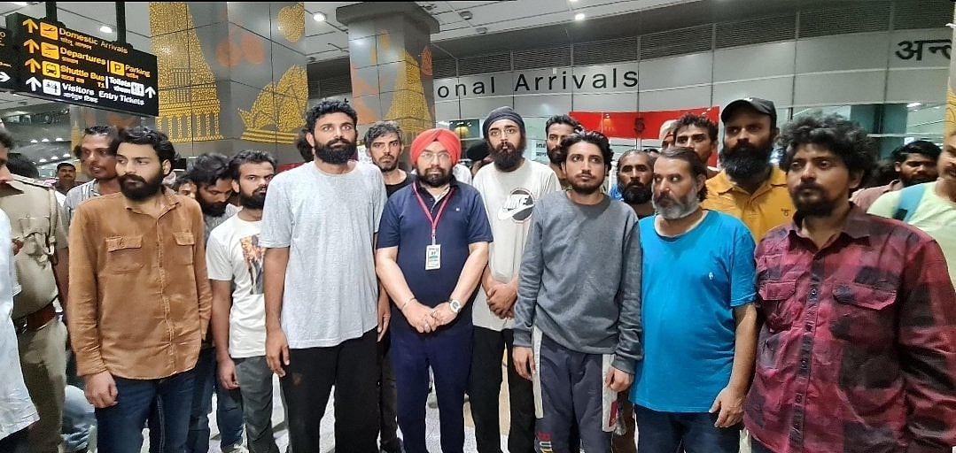 ہندوستان کے 17 نوجوانوں کی لیبیائی جیل سے رِہا ہو کر وطن واپسی، والدین سے مل کر زار و قطار روئے، دیکھیں ویڈیو