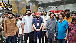 ہندوستان کے 17 نوجوانوں کی لیبیائی جیل سے رِہا ہو کر وطن واپسی، والدین سے مل کر زار و قطار روئے، دیکھیں ویڈیو
