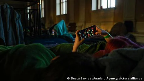سوشل میڈیا کے بےجا تصرف سے خودکُشی تک کا سفر