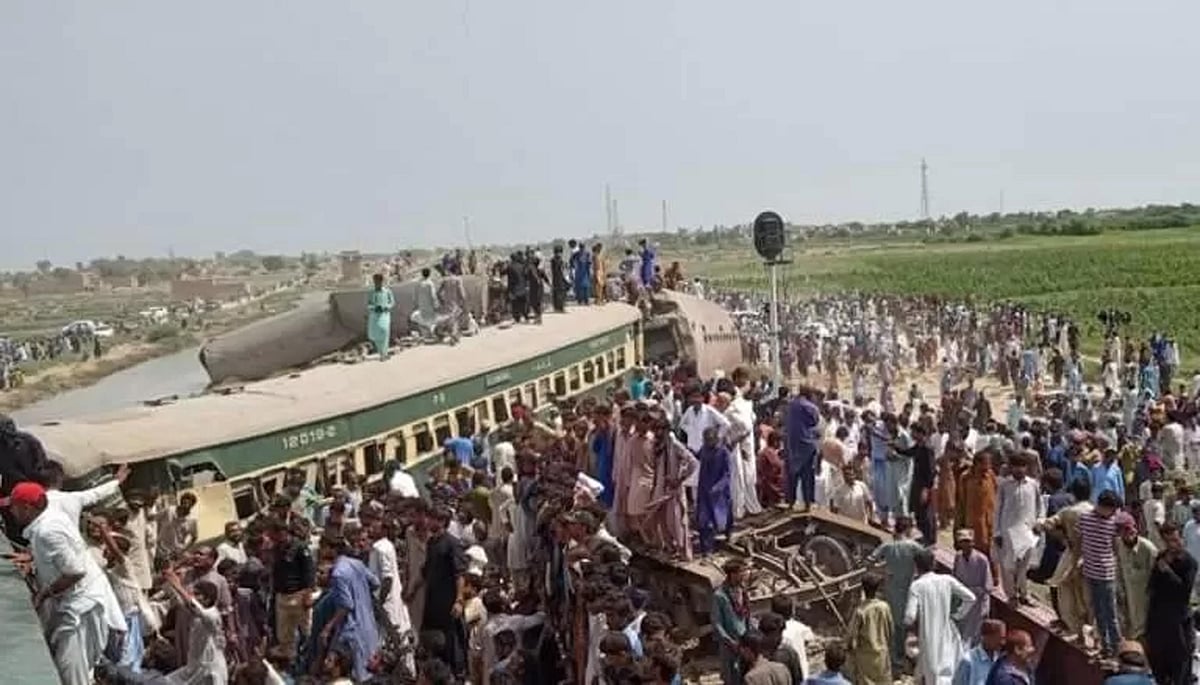 پاکستان: کراچی سے ایبٹ آباد جانے والی ایکسپریس ٹرین پٹری سے اتر گئی، اب تک 15 افراد ہلاک، 50 زخمی