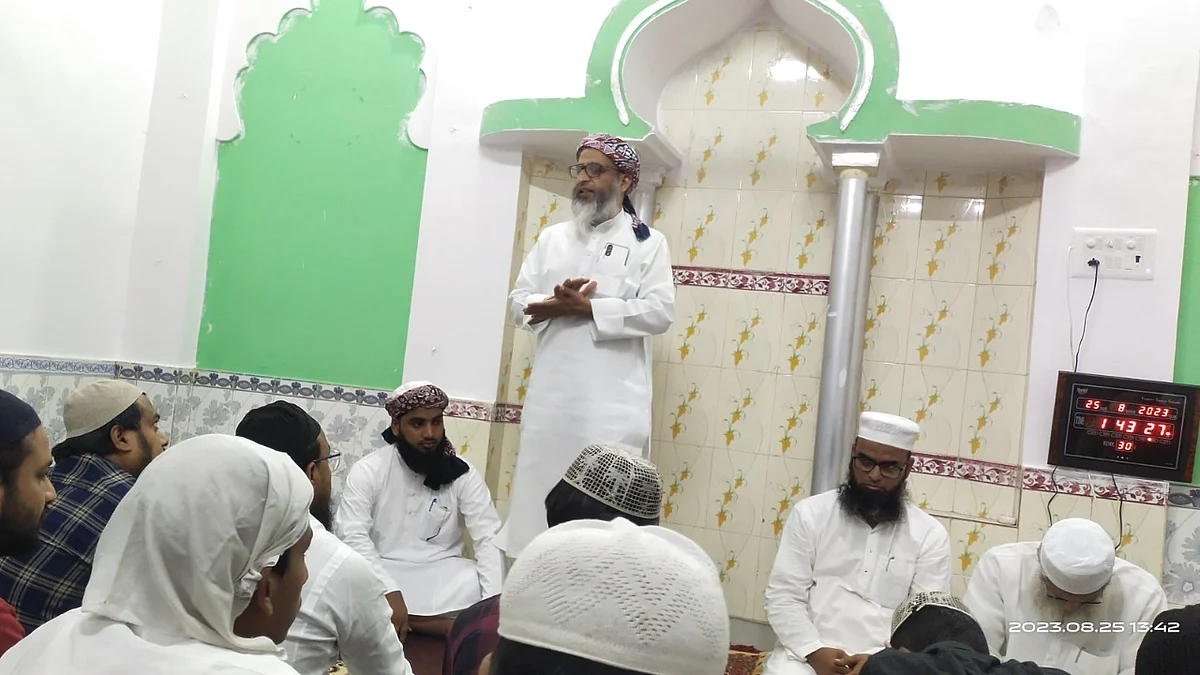 <div class="paragraphs"><p>جامع مسجد لکڑ شاہ سوہنا میں نمازِ جمعہ سے پہلے خطبہ کا منظر</p></div>