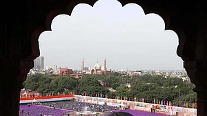 یوم آزادی کی تقریبات کے لیے اسٹیج تیار، خصوصی مہمانوں میں مزدور، کسان اور اساتذہ بھی شامل