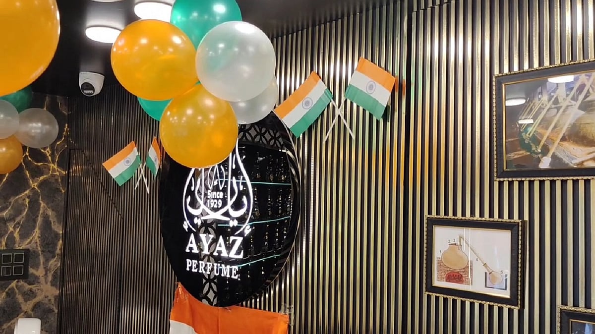 15 اگست سے قبل بازار میں 'ترنگے' کی دھوم، پتنگ اور ٹی شرٹ کی خوب ہو رہی خریداری، دیکھیں تصویری جھلکیاں