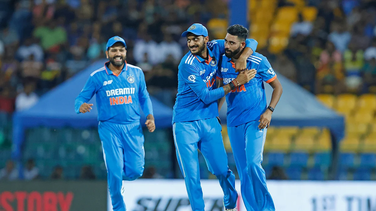 <div class="paragraphs"><p>وکٹ لینے کے بعد محمد سراج، ساتھ میں اکشر پٹیل اور روہت شرما، تصویر @BCCI</p></div>