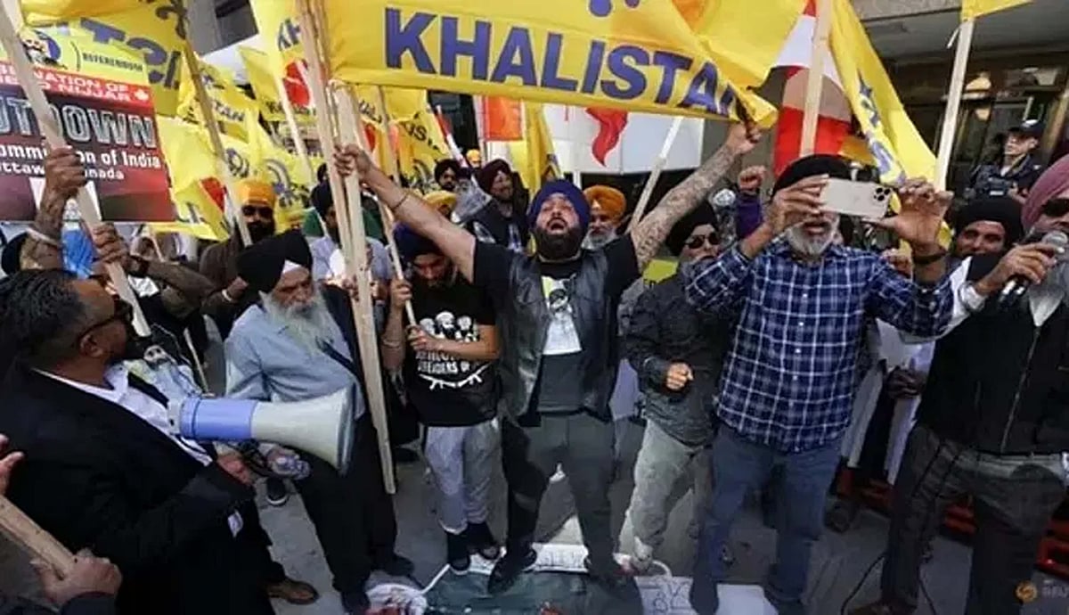 حدیں پار کر رہے خالصتانی، لندن میں ترنگا پر گئو موتر ڈالا اور نذرِ آتش کر دیا!