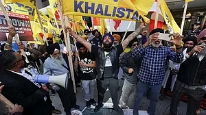 حدیں پار کر رہے خالصتانی، لندن میں ترنگا پر گئو موتر ڈالا اور نذرِ آتش کر دیا!