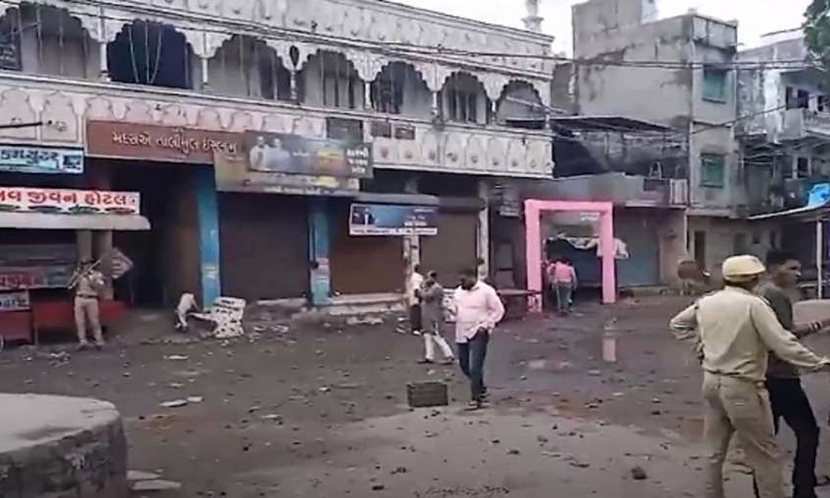 گجرات کے کھیڑا میں فرقہ وارانہ تصادم، تین ایف آئی آر درج، 11 افراد گرفتار