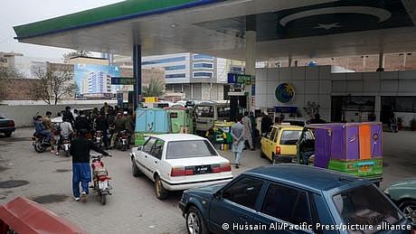 پاکستان: پٹرول اور ڈیزل کی قیمتوں میں ایک بار پھر ریکارڈ اضافہ