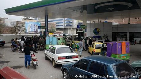 پاکستان: پٹرول اور ڈیزل کی قیمتوں میں ایک بار پھر ریکارڈ اضافہ