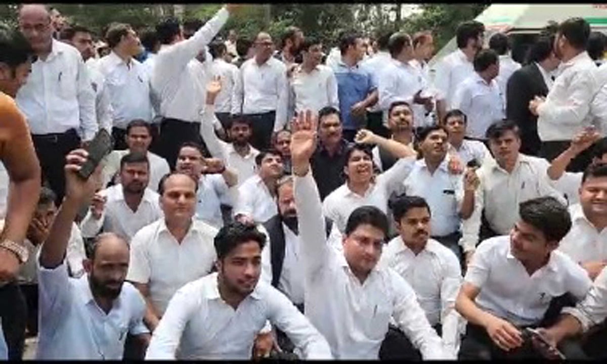 ہاپوڑ میں لاٹھی چارج کے خلاف وکلا کی ہڑتال جاری، ہائی کورٹ کا اظہار تشویش