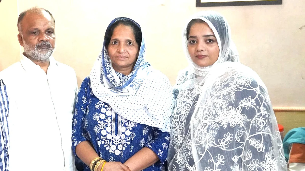 <div class="paragraphs"><p>سول جج بننے والی فوزیہ جہاں (دائیں) اپنے والدین کے ساتھ</p></div>