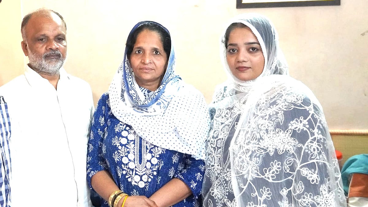 <div class="paragraphs"><p>سول جج بننے والی فوزیہ جہاں (دائیں) اپنے والدین کے ساتھ</p></div>