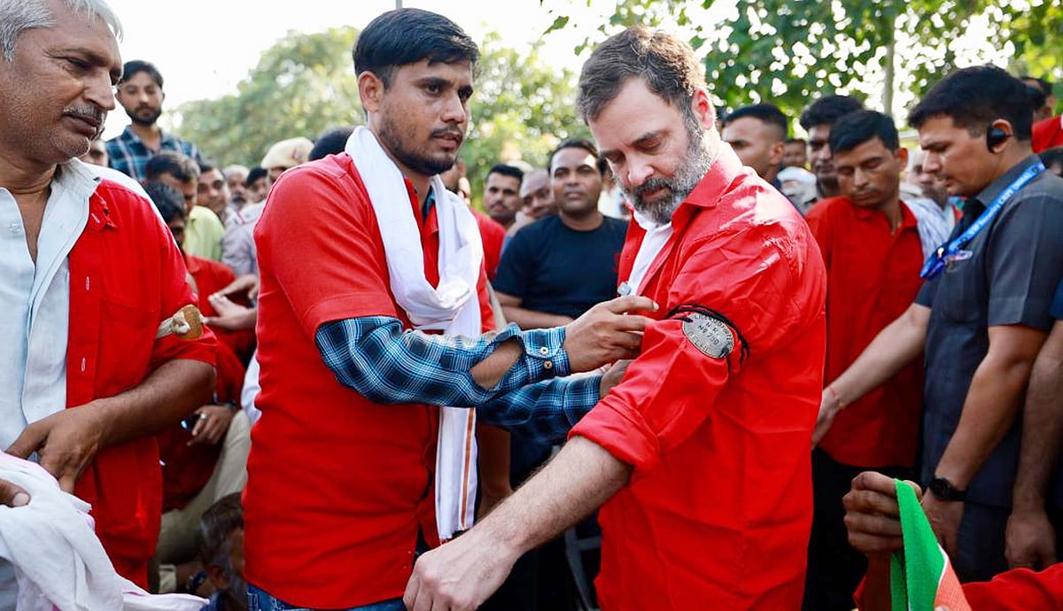 آنند وہار ریلوے اسٹیشن پر ’قلی‘ بنے راہل گاندھی، سر پر اٹھایا سامان
