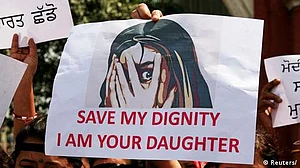 بھارت: ریپ کا شکار نیم برہنہ بچی کو مدد مانگنے پر دھتکار دیا