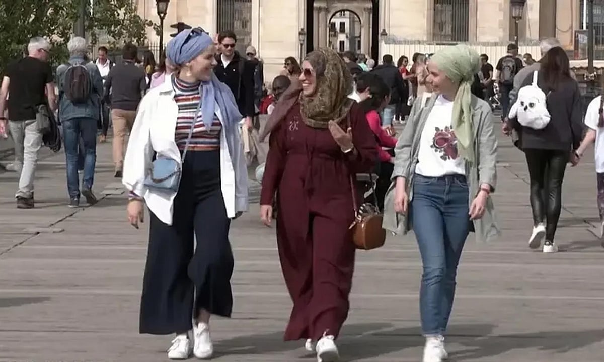 اسکول پرنسپل کو قتل کی دھمکیاں، فرانس میں 67 لڑکیوں کا عبایا اتارنے سے انکار