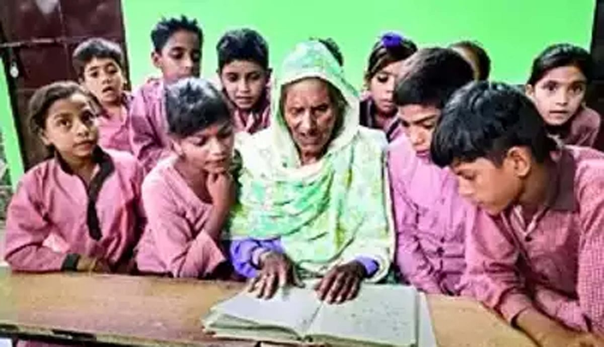 سلیمہ خان، جنہوں نے 92 سال کی عمر میں پڑھنا لکھنا شروع کیا، بلند شہر کے پورے گاؤں کو دے رہیں تحریک