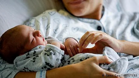 جرمنی میں ٹین ایجر ماؤں والے بچوں کی تعداد میں نمایاں کمی