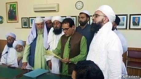 پاکستانی پروفیسر کی معافی، تعلیمی نظام کہاں جا رہا ہے؟