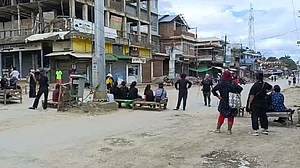 وزیر اعظم مودی کے دورے سے قبل منی پور میں کشیدگی، جھڑپیں اور سکیورٹی آپریشن تیز