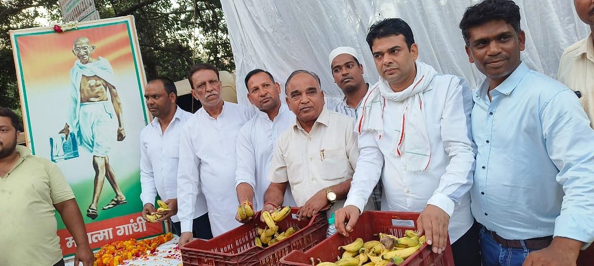 بابر پور ضلع کانگریس کمیٹی نے کیلا تقسیم کر نفرت کے مابین محبت کا پیغام دیا