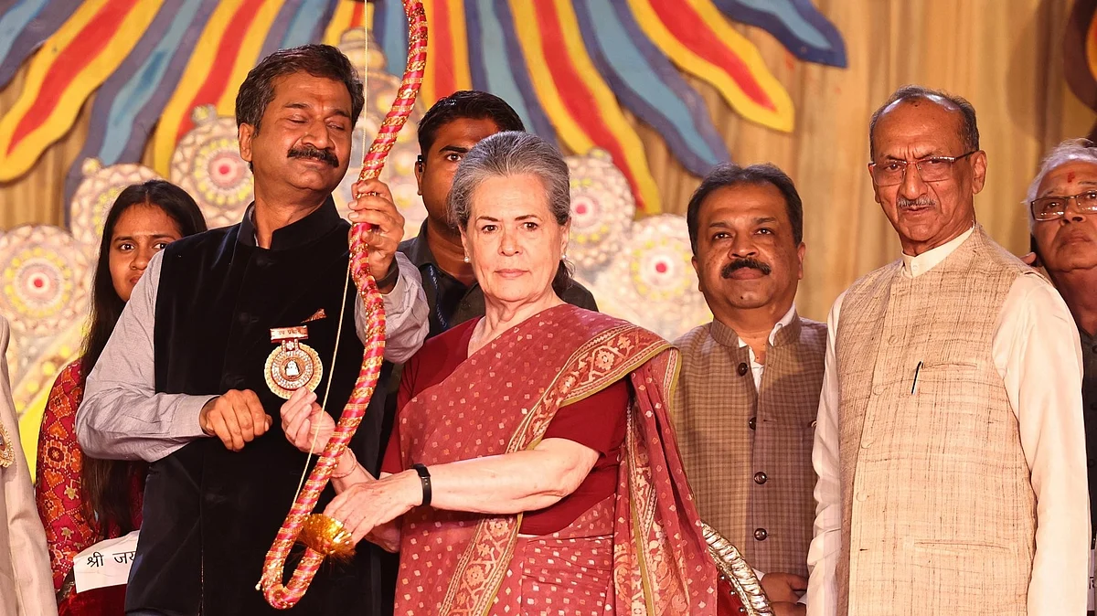 <div class="paragraphs"><p>سونیا گاندھی راوَن دَہن کے لیے تیر چلانے سے قبل، تصویر @INCIndia</p></div>