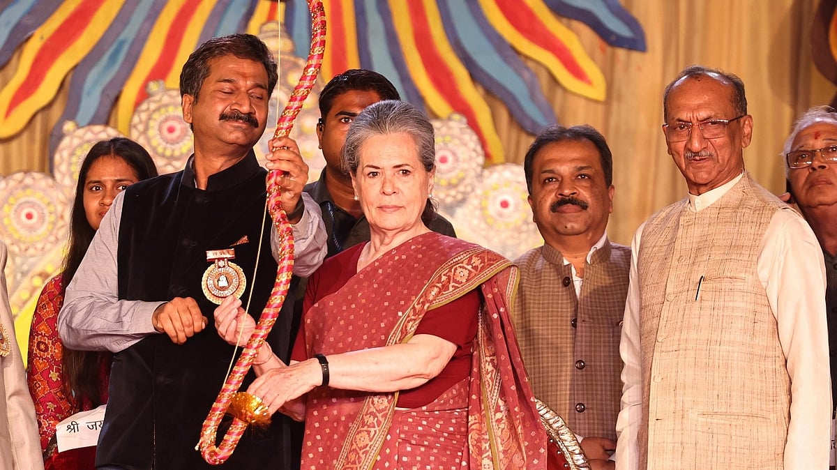 <div class="paragraphs"><p>سونیا گاندھی راوَن دَہن کے لیے تیر چلانے سے قبل، تصویر @INCIndia</p></div>
