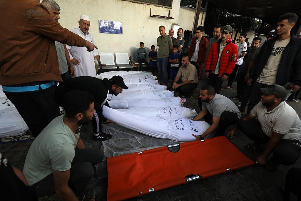 <div class="paragraphs"><p>اسرائیلی حملہ میں ہلاک فلسطینیوں کی لاشیں، تصویر Getty Images</p></div>