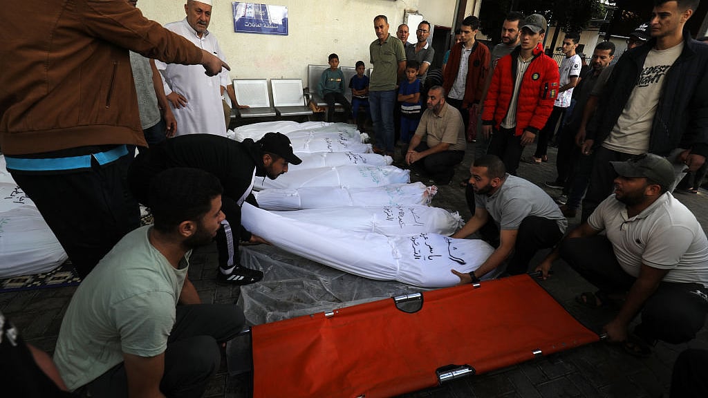 <div class="paragraphs"><p>اسرائیلی حملہ میں ہلاک فلسطینیوں کی لاشیں، تصویر Getty Images</p></div>