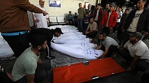 <div class="paragraphs"><p>اسرائیلی حملہ میں ہلاک فلسطینیوں کی لاشیں، تصویر Getty Images</p></div>