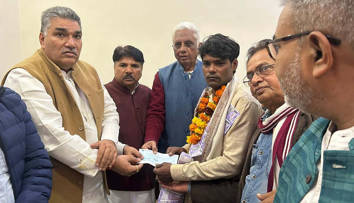 سرنگ میں پھنسے 41 مزدوروں کو نکالنے پر دہلی کے 6 مزدوروں کا زور دار استقبال