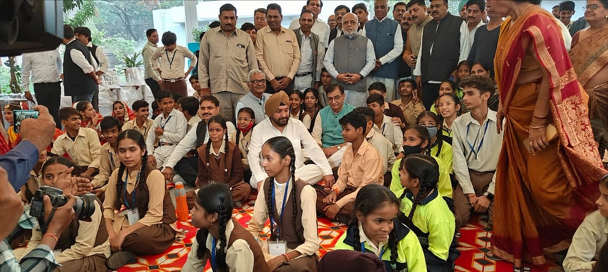 راہل گاندھی کے ذریعہ بنائے اور بنوائے گئے فرنیچر کو کانگریس نے معذور بچوں کے اسکول پہنچایا