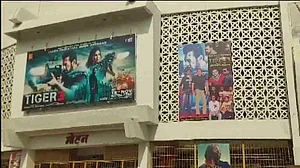 سنیما ہال میں فلم ’ٹائیگر 3‘ دیکھتے ہوئے لوگوں نے جلائے پٹاخے، مچی بھگدڑ، پولیس تفتیش شروع