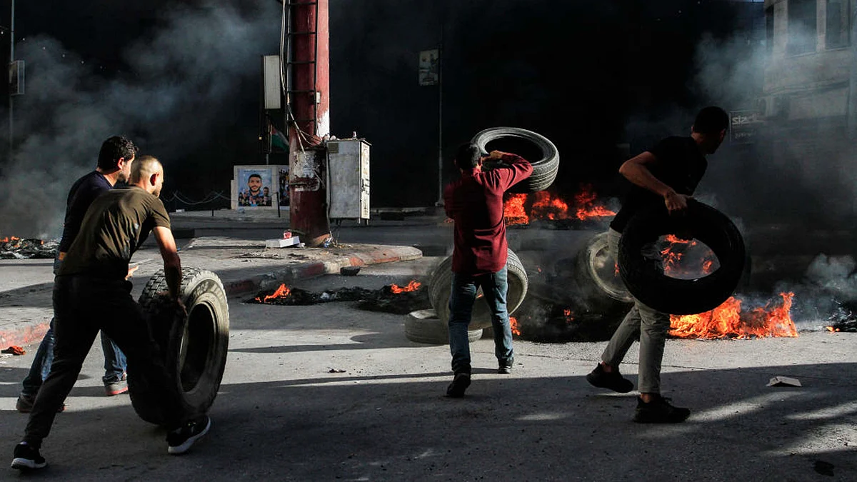 <div class="paragraphs"><p>احتجاج کرتے فلسطینی نوجوان / Getty Images</p></div>
