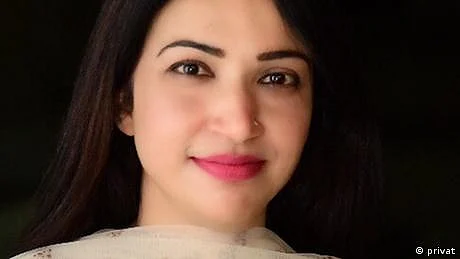 انگلیاں فگار اپنی
