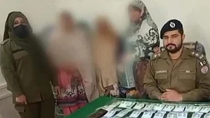 پاکستان: بس میں مسافروں کا سامان چرانے والا 'خواتین گینگ' گرفتار