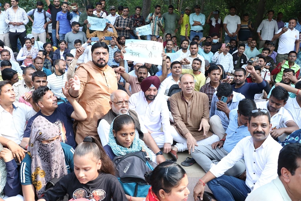 ڈی ٹی سی اور کلسٹر بسوں پر تعینات 10 ہزار سے زائد مارشل اپنی ملازمتیں بچانے کے لیے جدوجہد کر رہے!