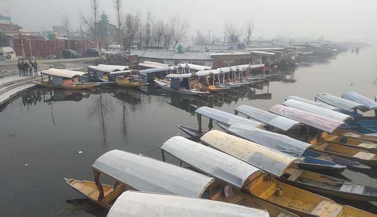 کشمیر مسلسل ٹھٹھرتی سردیوں اور گہری دھند کی لپیٹ میں