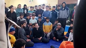 ریسلنگ فیڈریشن تنازعہ کے درمیان راہل گاندھی کی دیپک پونیا کے گاؤں میں پہلوانوں سے ملاقات