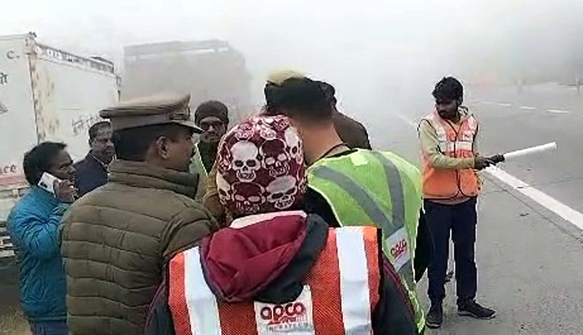 شدید دھند نے لگایا گاڑیوں کی رفتار پر بریک، یمنا ایکسپریس وے پر آپس میں ٹکرا گئیں 12 گاڑیاں