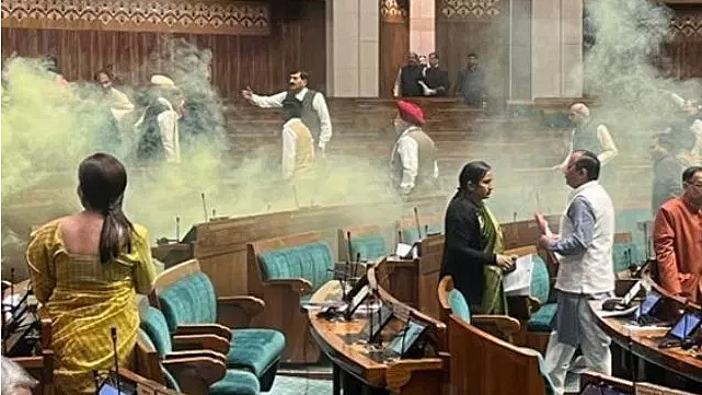 <div class="paragraphs"><p>لوک سبھا کی سیکورٹی میں کوتاہی، تصویر سوشل میڈیا</p></div>