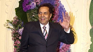 دھرمیندر کی ’باقیات‘ کو اُن کے پوتے کرن دیول نے کیا گنگا کے سپرد، سنی دیول اور بابی دیول بھی رہے موجود