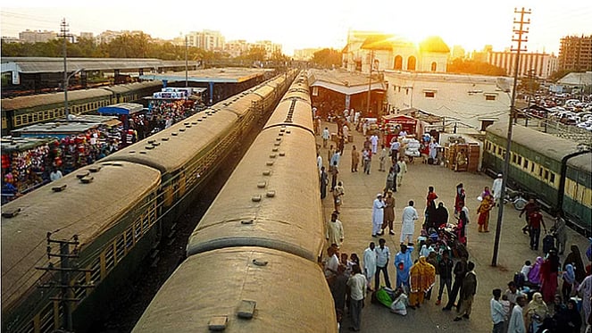 <div class="paragraphs"><p>کراچی واقع کینٹ ریلوے اسٹیشن، تصویر سوشل میڈیا</p></div>