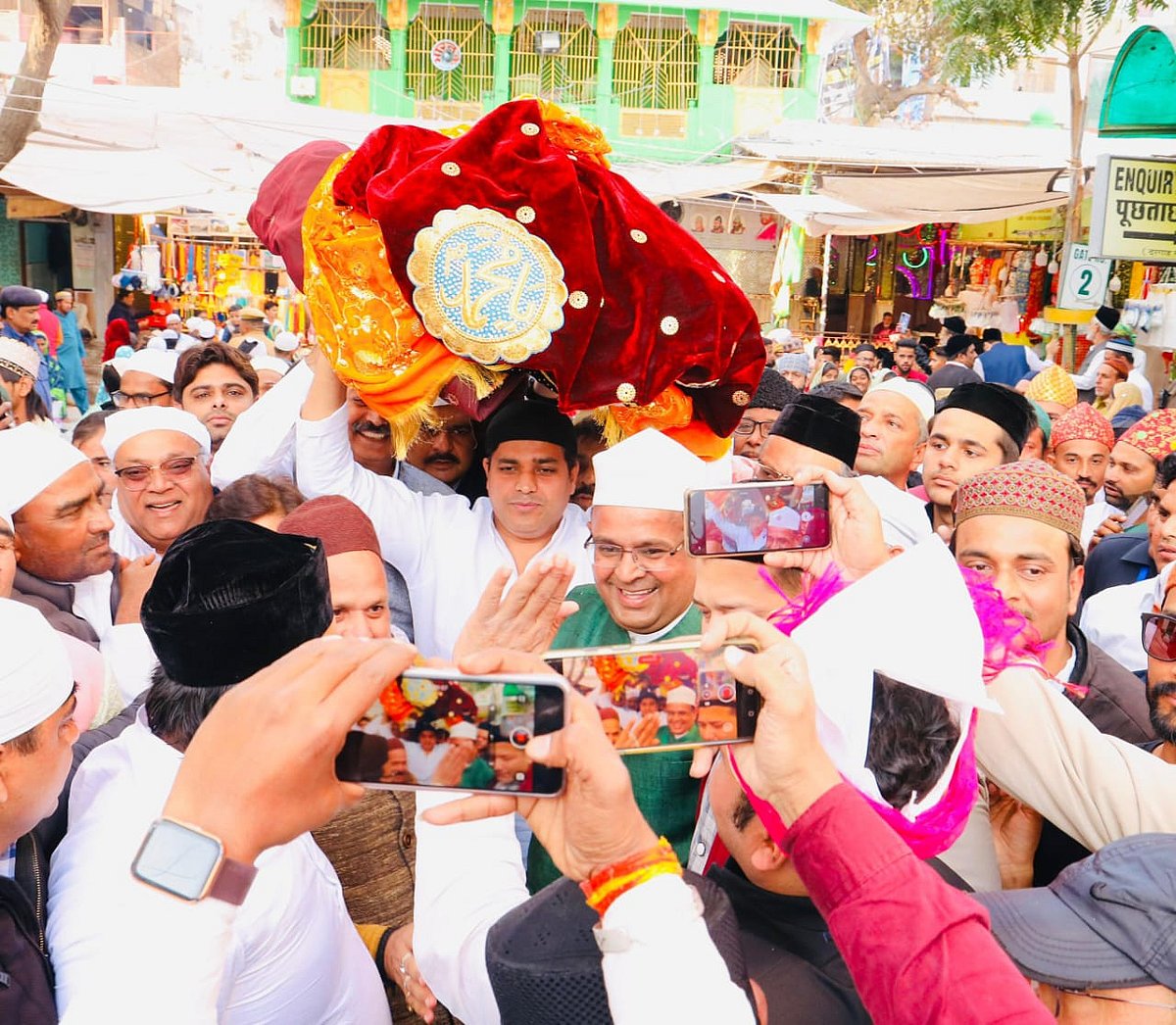 خواجہ غریب نواز کا 812واں عرس: کانگریس صدر کھڑگے کی جانب سے عمران پرتاپ گڑھی نے پیش کی چادر
