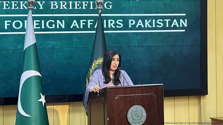 ایران میں پاکستانی مزدوروں کا قتل اور لواحقین کا لاشوں کے لیے احتجاج