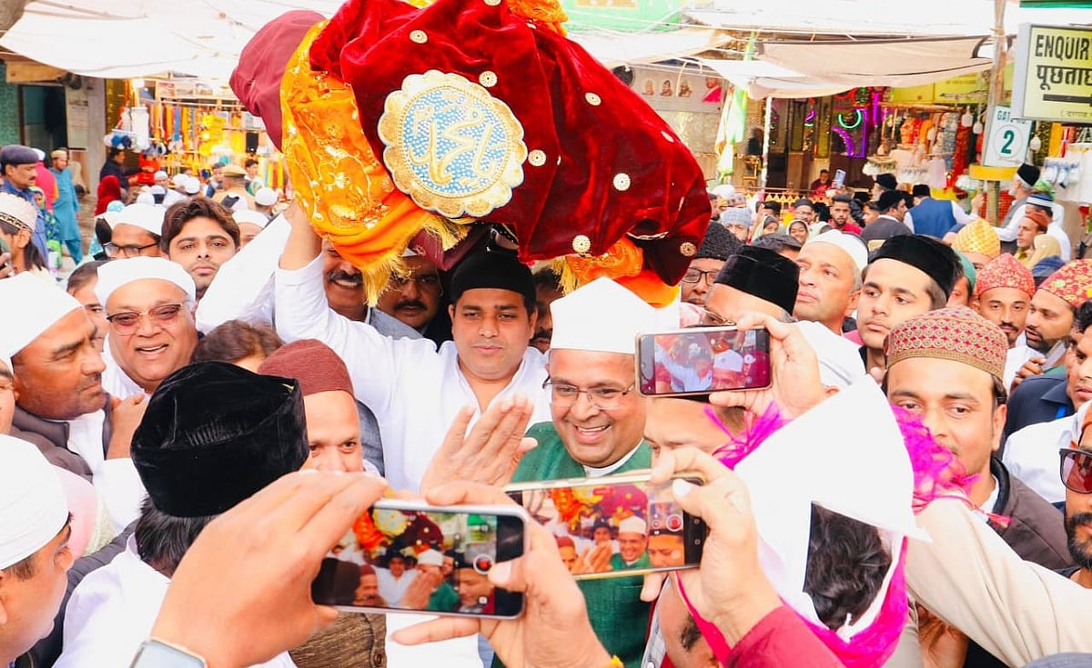 خواجہ غریب نواز کا 812واں عرس: کانگریس صدر کھڑگے کی جانب سے عمران پرتاپ گڑھی نے پیش کی چادر