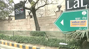 ہندو سینا نے ’بابر روڈ‘ کا نام بدل کر ’ایودھیا مارگ‘ کر دیا، خبر ملی تو دہلی پولیس نے اسٹیکر نوچ ڈالا!