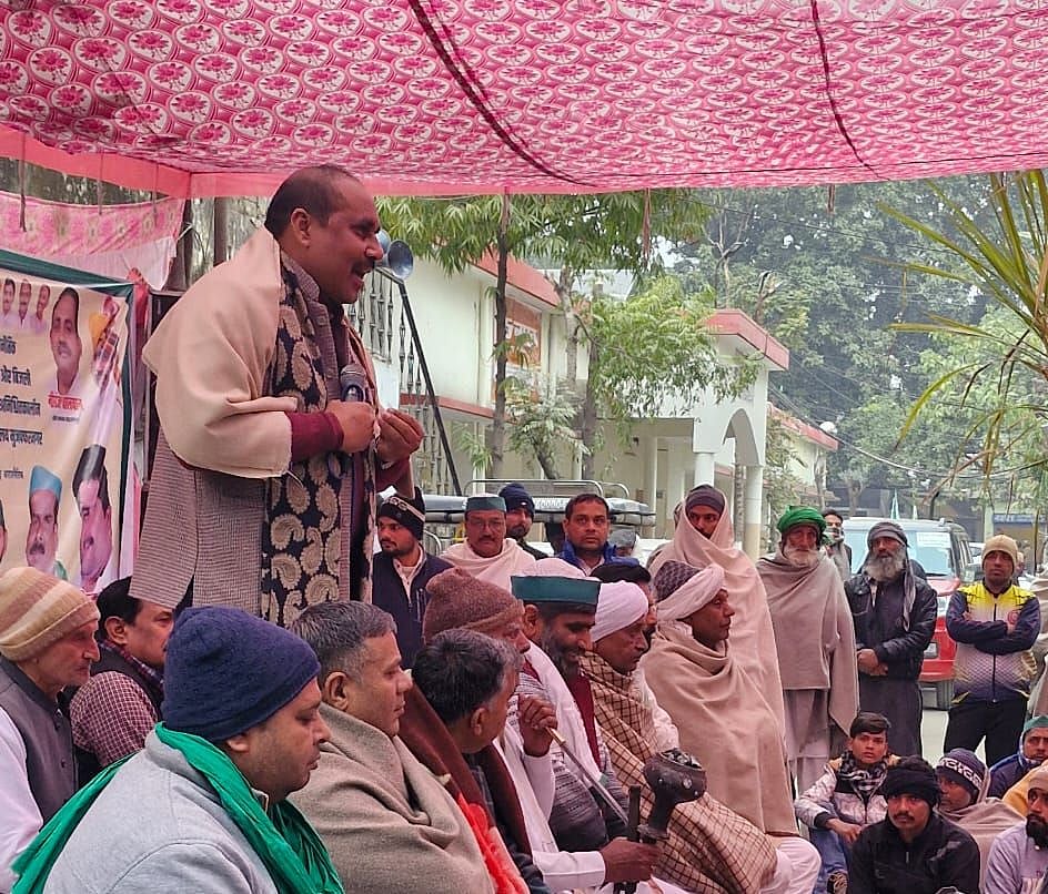 مغربی یوپی: گنے کی قیمتوں میں اضافہ نہ ہونے سے کسانوں میں غم و غصہ، کڑاکے کی سردی میں احتجاج