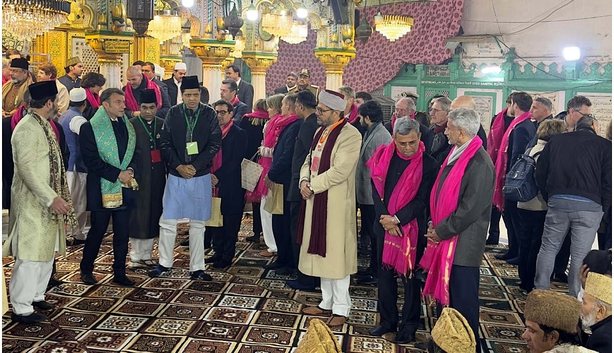 فرانسیسی صدر ایمانوئل میکرون کی درگاہ نظام الدین اولیاء پر حاضری، قوالی سے بھی لطف اندوز ہوئے